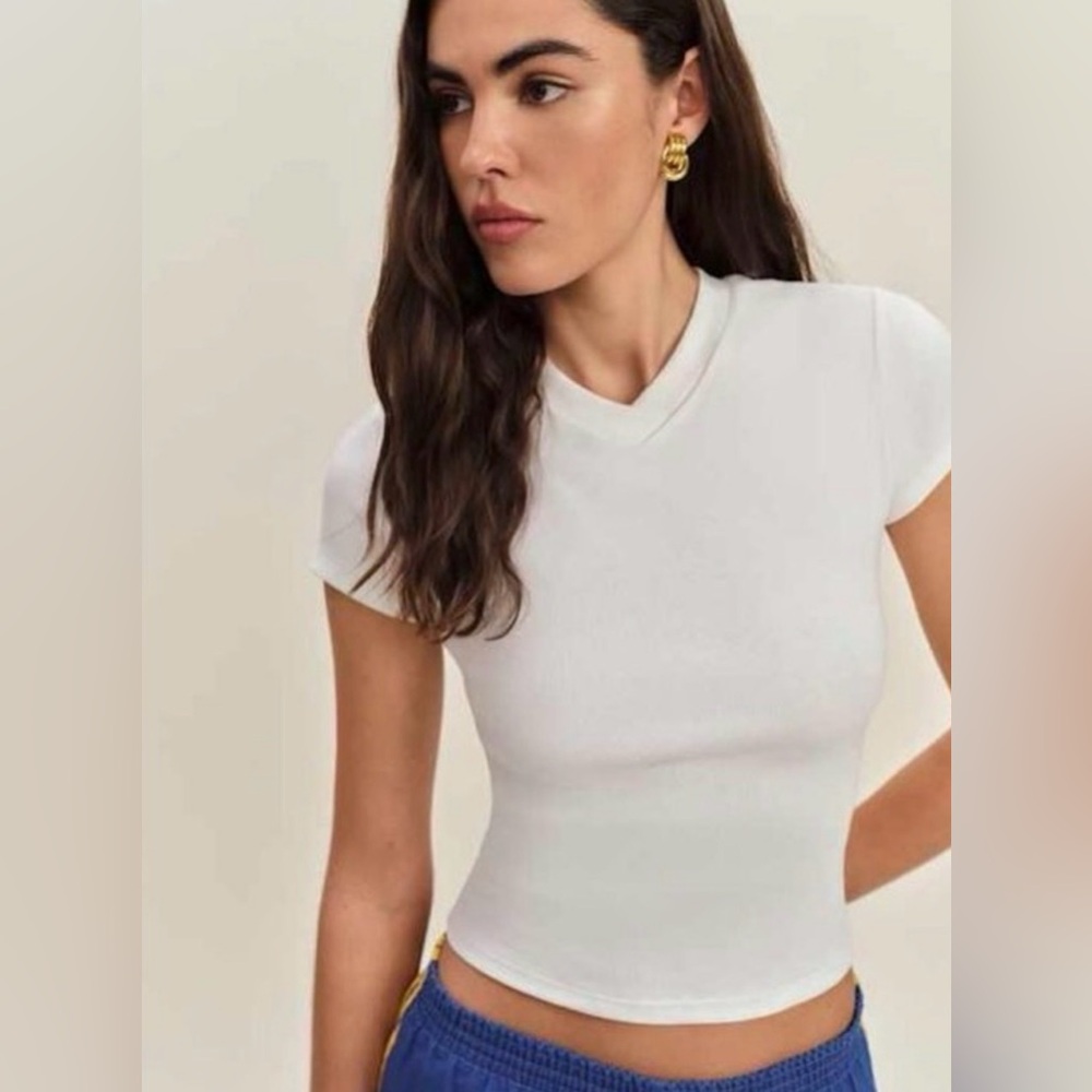 Reformation White Ribbed V-Neck Lindie Tee | Size Small | Fitted Baby Tee